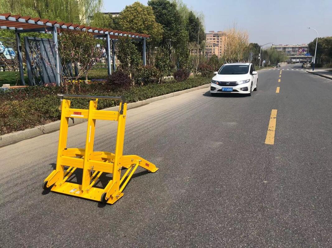 가벼운 25kg 폴더블 차량 안전 장벽 휠과 함께 8.7m 정지 거리 60km/h